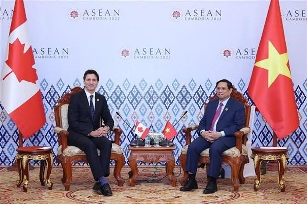 El primer ministro Pham Minh Chinh (derecha) se reúne con su homólogo canadiense, Justin Trudeau. (Fotografía: VNA)