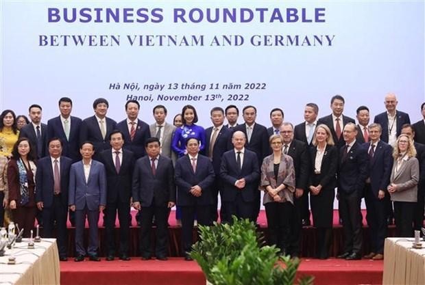 El primer ministro Pham Minh Chinh (al frente, sexto desde la izquierda), el canciller alemán Olaf Scholz (al frente, séptimo desde la izquierda) y otros participantes en la rueda de negocios en Hanói el 13 de noviembre. (Fotografía: VNA)
