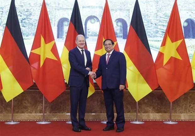 El primer ministro vietnamita, Pham Minh Chinh (D), y el canciller alemán, Olaf Scholz (Fotografía: VNA)