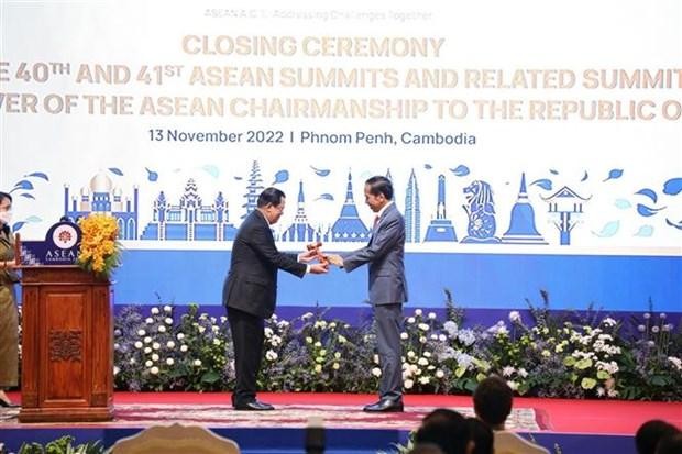 El primer ministro de Camboya, Samdech Hun Sen, entrega el martillo que simboliza la presidencia de la Asean al presidente de Indonesia, Joko Widodo (Fotografía: VNA)
