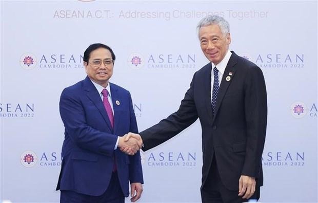 El primer ministro Pham Minh Chinh (izquierda) y su homólogo de Singapur, Lee Hsien Loong. (Fotografía: VNA)