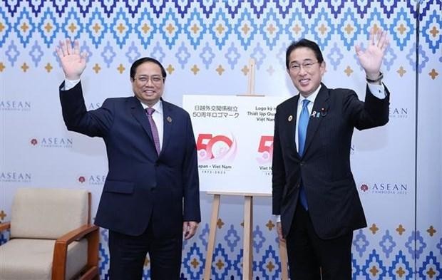 El primer ministro vietnamita, Pham Minh Chinh (I), y su homólogo japonés, Kishida Fumio. (Fotografía: VNA)