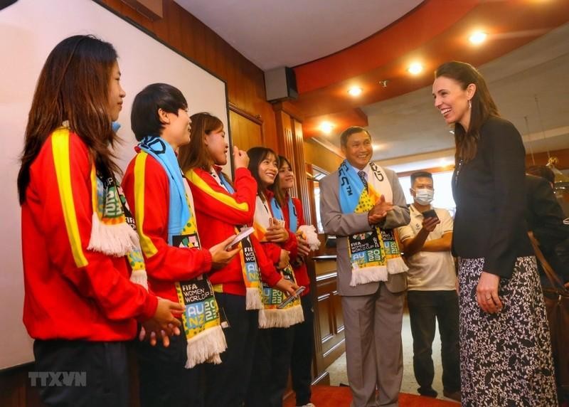 La primera ministra de Nueva Zelanda, Jacinda Ardern y las jugadoras vietnamitas.