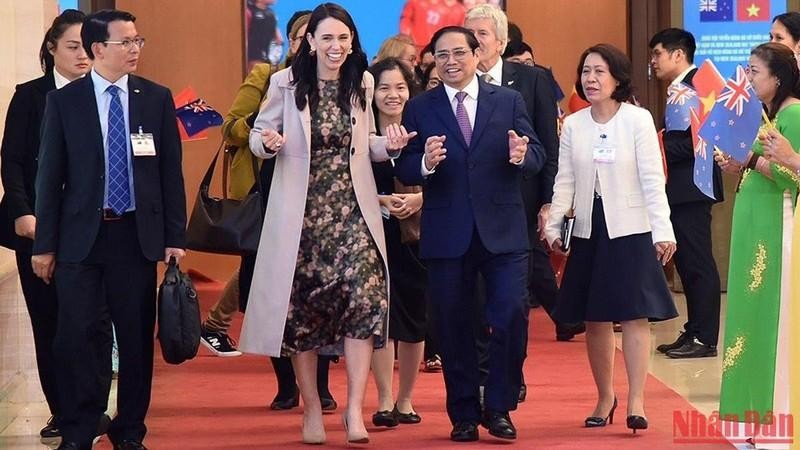 El primer ministro vietnamita, Pham Minh Chinh y su par neozelandesa, Jacinda Ardern.