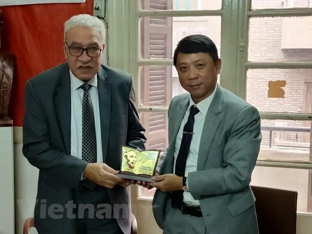 Nguyen Ngoc Ha (derecha), subeditor en jefe de la Revista Comunista, y el secretario general del Partido Comunista Egipcio, Salah Adly (Fotografía: VNA)