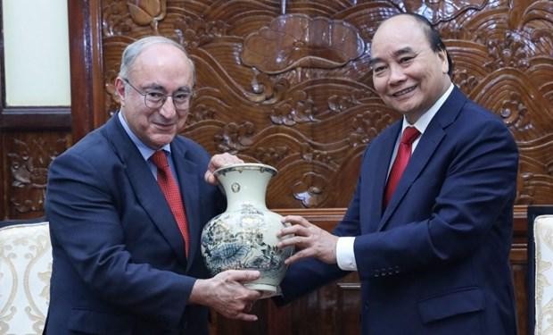 El presidente vietnamita, Nguyen Xuan Phuc, y Kambiz Ghawami, presidente de la organización de Servicio Universitario Mundial de Alemania (Fotografía: VNA)