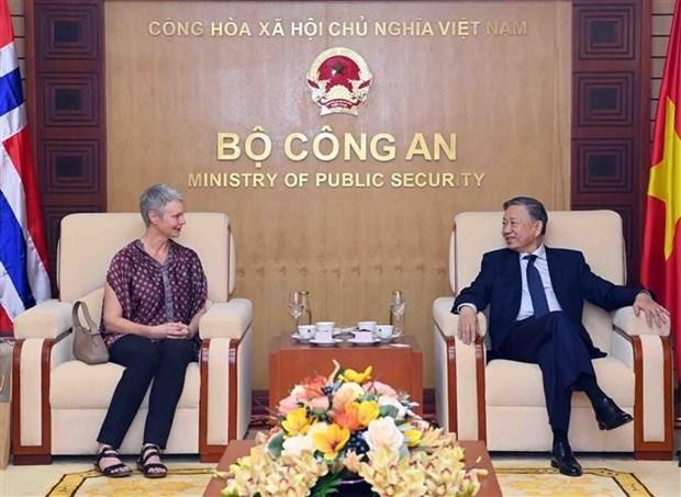 El ministro de Seguridad Pública de Vietnam, To Lam, recibe a la embajadora de Noruega en Vietnam, Hilde Solbakken. (Fotografía: VNA)