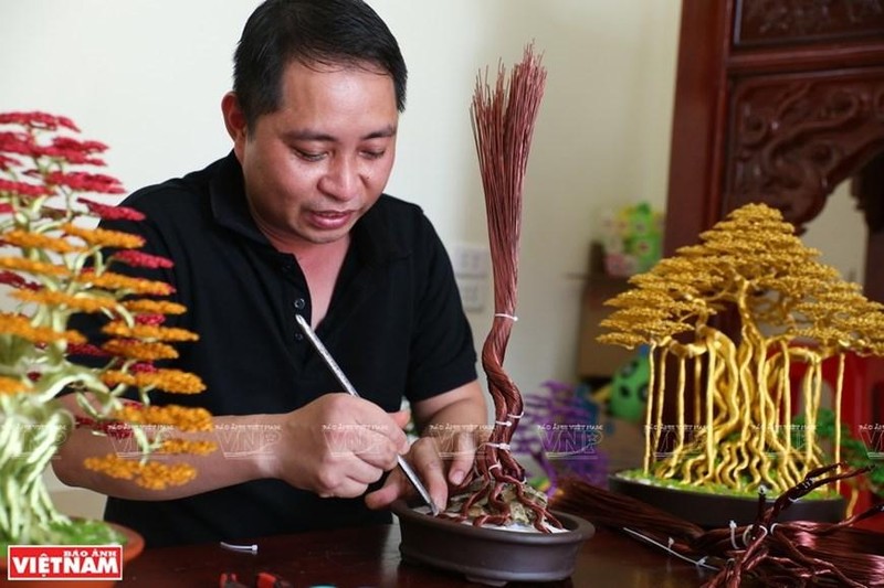 Cada obra de bonsái hecha de alambres de cobre requiere una labor paciente y meticulosa del artesano en cada etapa.