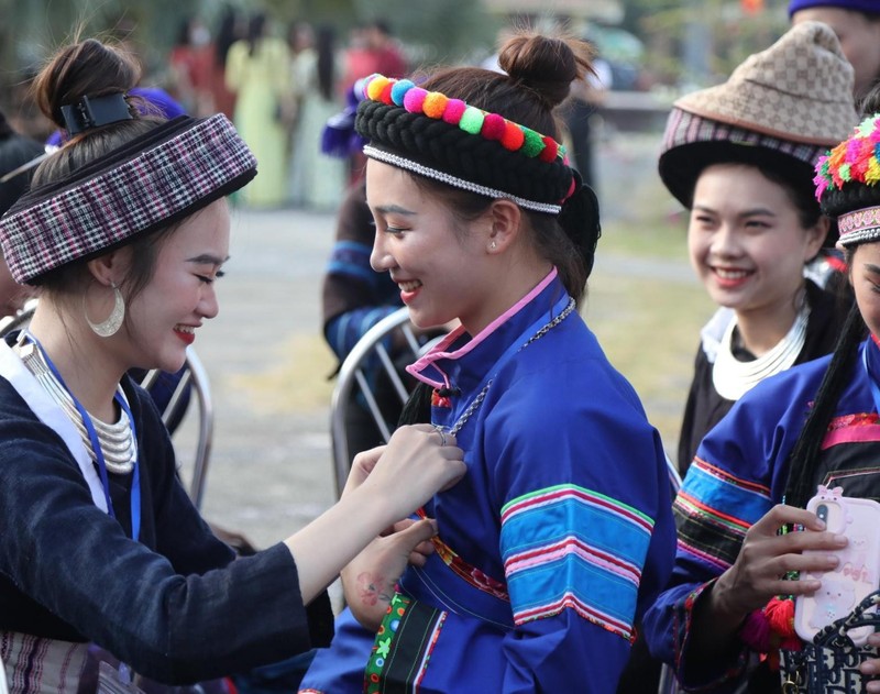 Presentan trajes típicos de los grupos étnicos de Vietnam