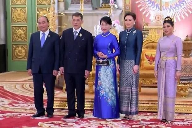 Desde la izquierda: el presidente Nguyen Xuan Phuc (primero) y su cónyuge (tercera) en una visita de cortesía al Rey tailandés Maha Vajiralongkorn (segundo) y la Reina Suthida (cuarta). (Fotografía: baoquocte.vn)