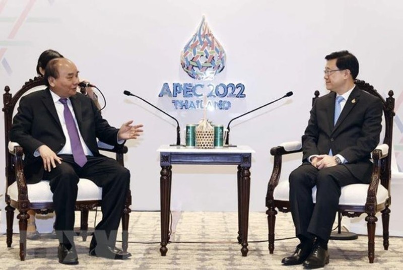 El presidente vietnamita, Nguyen Xuan Phuc, y el jefe ejecutivo de la Región Administrativa Especial de Hong Kong (China), Lee Ka-chiu (Fotografía: VNA)