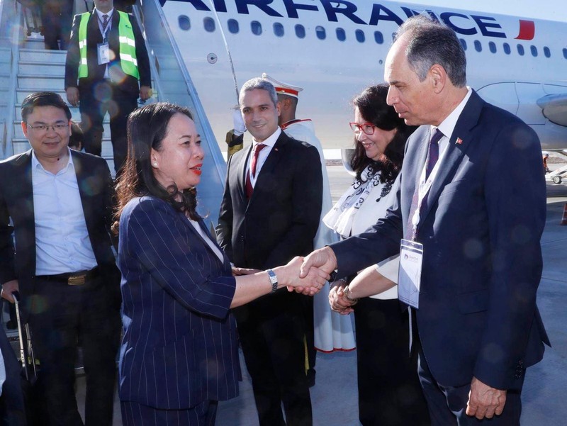 La vicepresidenta Vo Thi Anh Xuan llega a Túnez para la XVIII Cumbre de la Francofonía. (Fotografía: VNA)