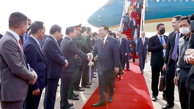 El presidente de la Asamblea Nacional de Vietnam, Vuong Dinh Hue, llega al Aeropuerto Internacional de Pochentong en Phnom Penh. (Fotografía: daibieunhandan.vn)