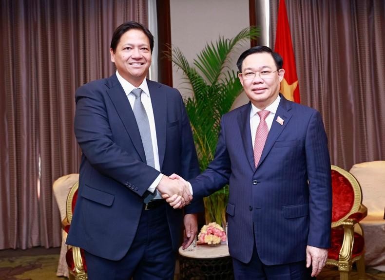 El máximo dirigente legislativo vietnamita, Vuong Dinh Hue y el presidente y director general de la empresa ACEN, Eric Francia.