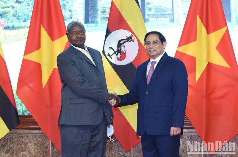 El primer ministro de Vietnam, Pham Minh Chinh (derecha), recibe al presidente de Uganda, Yoweri Kaguta Museveni. (Fotografía: Nhan Dan)