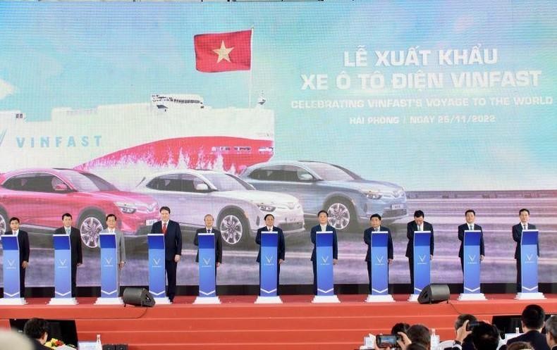 El primer ministro Pham Minh Chinh participa en la ceremonia de exportación de coches eléctricos de Vinfast. (Fotografía: Nhan Dan)