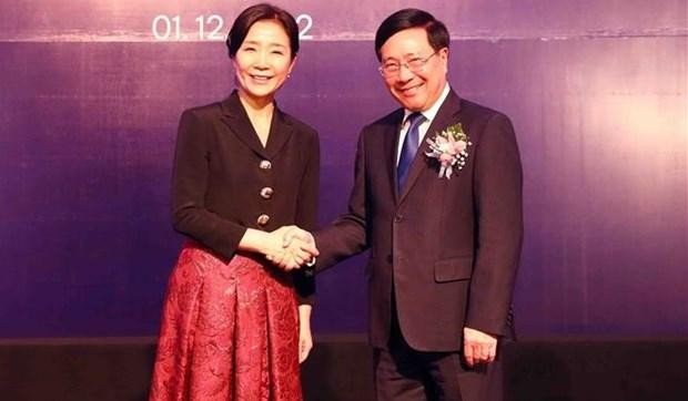 El viceprimer ministro permanente vietnamita, Pham Binh Minh, y la embajadora surcoreana en Vietnam, Oh Young-ju. (Fotografía: VNA)