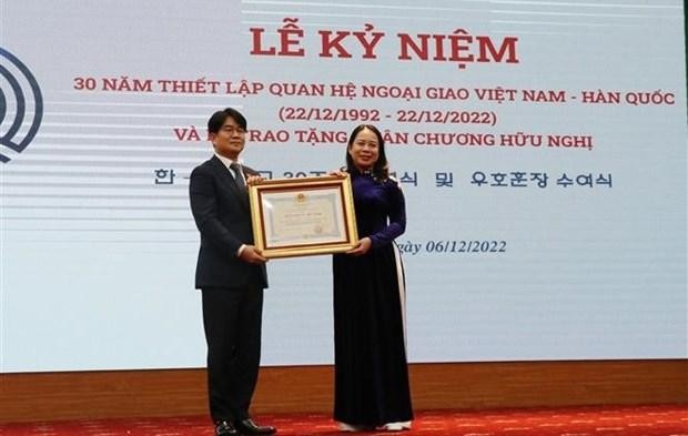 La vicepresidenta vietnamita, Vo Thi Anh Xuan, entrega la Medalla de Amistad a Lee Byeong Kuk, director general de la Compañía de Samsung Electronics Vietnam-Thai Nguyen. (Fotografía: VNA)