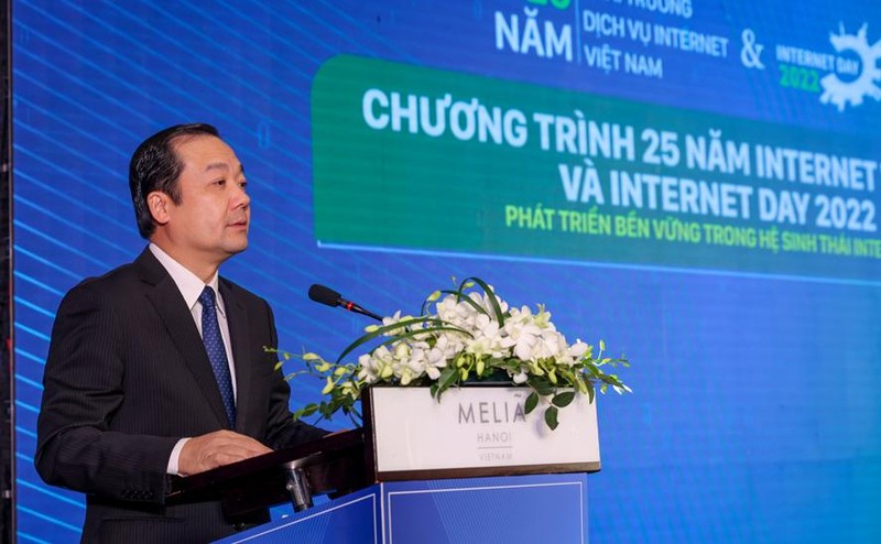 El viceministro de Información y Comunicación Pham Duc Long habla en el evento. (Fotografía: hanoimoi.com.vn)