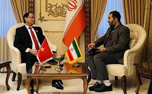El vicepresidente de la Asamblea Nacional de Vietnam Tran Quang Phuong y el vicepresidente de Irán Seyyed Mohammed Hosseini. (Fotografía: VNA)