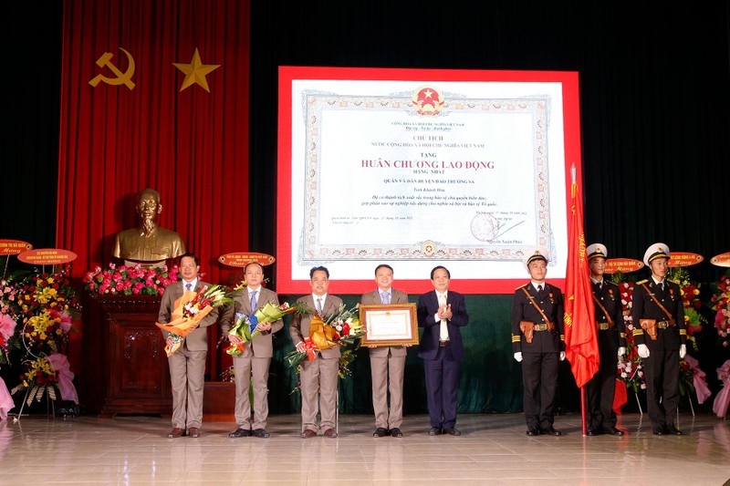 El subsecretario del Comité partidista de Khanh Hoa, Ha Quoc Tri, entrega la Medalla de trabajo de primera clase a los soldados y pueblos del distrito insular de Truong Sa. (Fotografía: VNA)