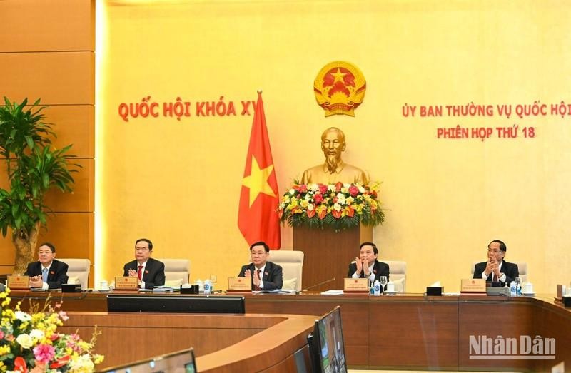 El titular de la Asamblea Nacional de Vietnam, Vuong Dinh Hue, y los vicepresidentes legislativos presidien la reunión.