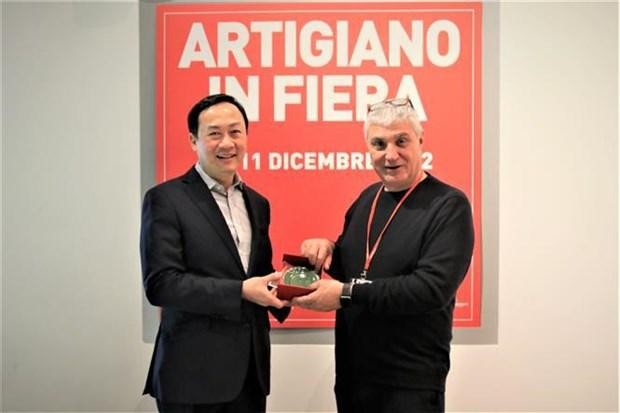 Duong Hai Hung, embajador de Vietnam en Italia y Antonio Intiglietta, presidente y director ejecutivo de la empresa Gestione Fiere (Fotografía: VNA)
