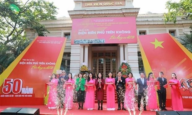 La exposición “Dien Bien Phu en el aire-La epopeya inmortal” se inaugura en la Biblioteca Nacional de Vietnam. (Fotografía: VNA)