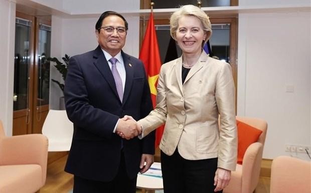 El primer ministro vietnamita, Pham Minh Chinh, y la presidenta de la Comisión Europea, Ursula von der Leyen (Fotografía: VNA)