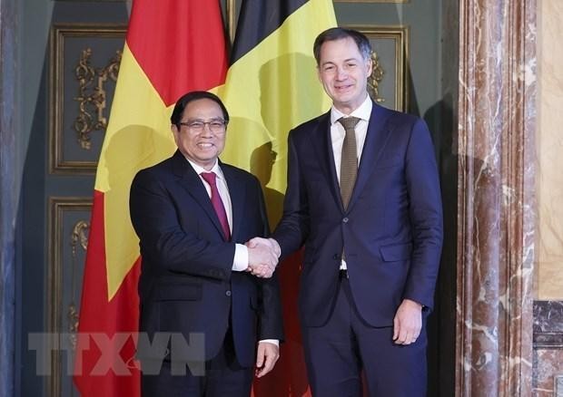 El primer ministro vietnamita Pham Minh Chinh (izquierda) y su homólogo belga Alexander De Croo. (Fotografía: VNA)