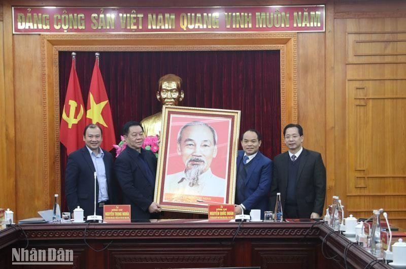 El jefe de la Comisión de Comunicación y Educación del Comité Central del PCV, Nguyen Trong Nghia, entrega un regalo a la provincia de Lang Son. 
