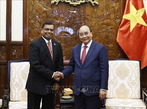 El presidente de Vietnam, Nguyen Xuan Phuc (derecha), recibe al embajador esrilanqués, Prasanna Gamage (Fotografía: VNA)