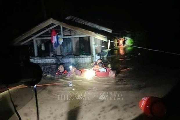 Los rescatistas evacuan a las personas de las áreas inundadas en la ciudad de Ozamiz, Filipinas, el 25 de diciembre (Fotografía: AFP/VNA)