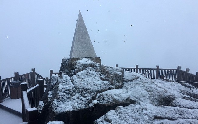 Nieves cubren de blanco la cima de Fansipan (Fotografía: VNA)