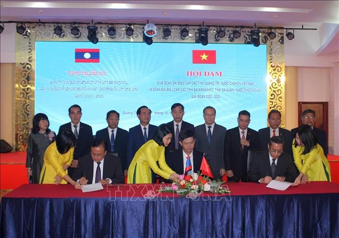Autoridades de Quang Tri, Savannakhet y Salavan firman acuerdo de cooperación. (Fotografía: VNA)