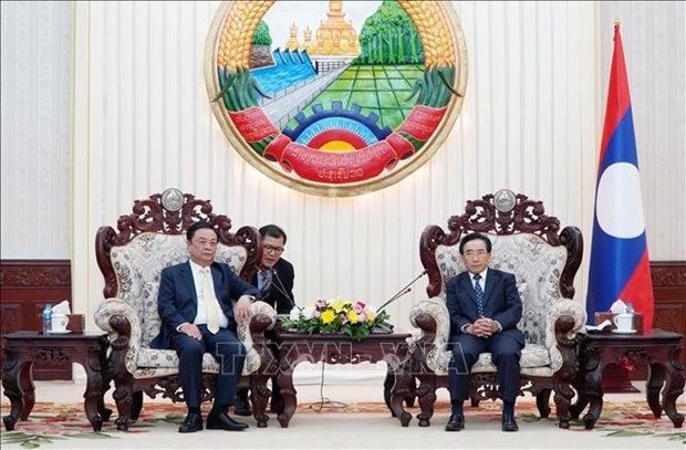 El primer ministro de Laos, Phankham Viphavanh, recibe al ministro vietnamita de Agricultura y Desarrollo Rural, Le MInh Hoan. (Fotografía: VNA)