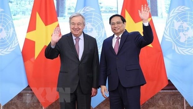 El primer ministro Pham Minh Chinh (D) recibe al secretario general de las Naciones Unidas, Antonio Guterres, en el marco de su visita oficial a Vietnam del 21 al 22 de octubre de 2022. (Fotografía: VNA)
