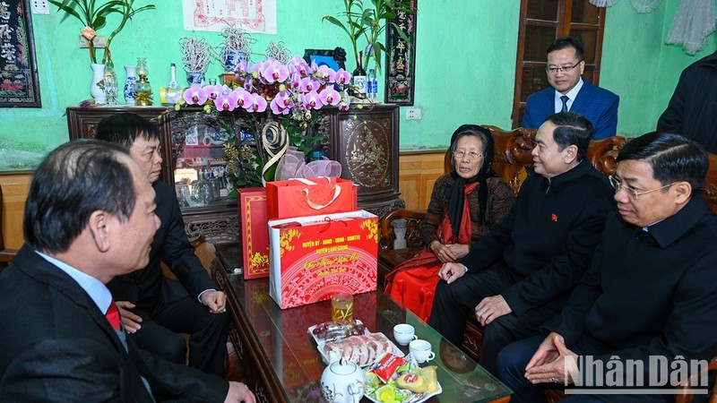 El vicepresidente permanente del Parlamento, Tran Thanh Man, visita a la Madre Heroica Vietnamita Dong Thi Tuyen, en la comuna de Dao My, distrito de Lang Giang.