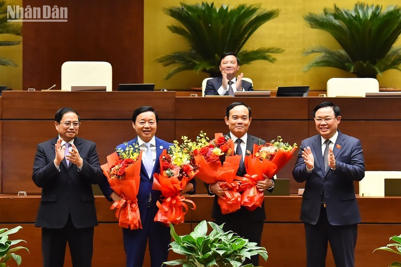 El primer ministro Pham Minh Chinh y el presidente de la Asamblea Nacional, Vuong Dinh Hue, felicitan a los dos nuevos vicejefes de gobierno, Tran Hong Ha y Tran Luu Quang.