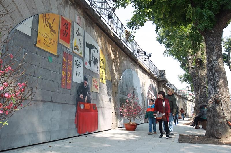 El ambiente del Tet en pinturas murales en la calle Phung Hung. (Fotografía: kinhtedothi.vn)