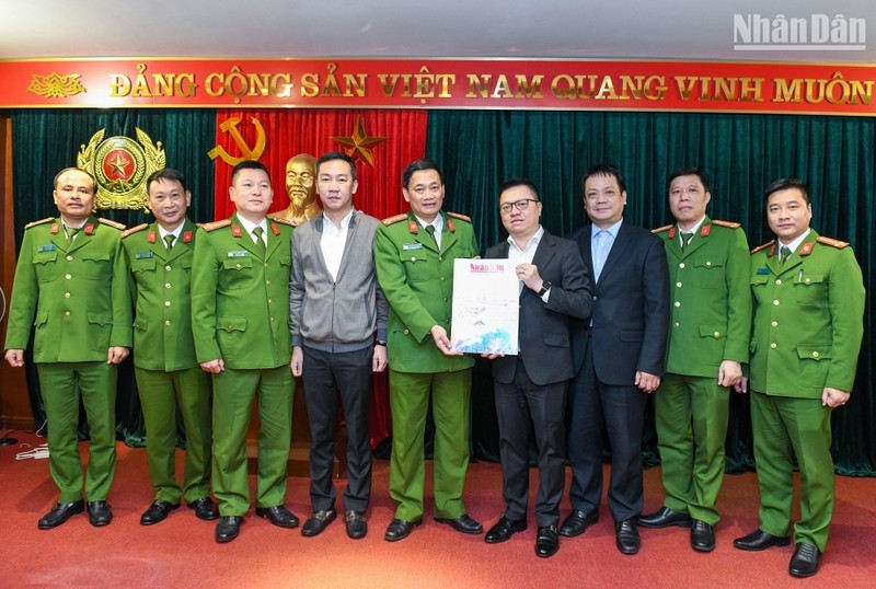 Quoc Minh y los oficiales y soldados del Departamento Policial de Investigación de los Delitos de Corrupción, Economía y Contrabando.