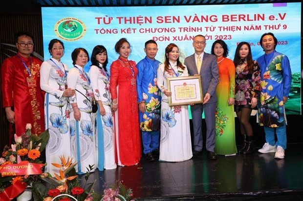 El embajador Vu Quang Minh (cuarto desde la derecha) entrega el Certificado de Mérito a la organización benéfica Sen Vang. (Fotografía: VNA) 