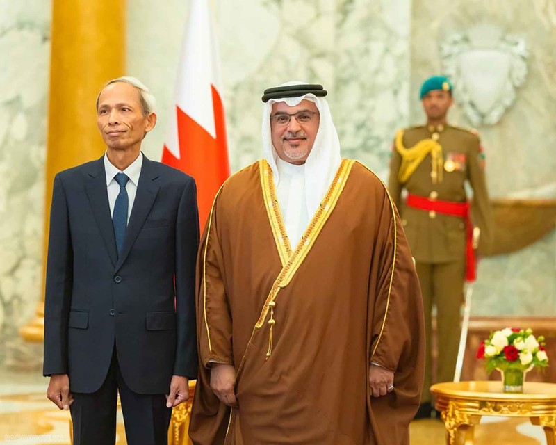 El embajador de Vietnam Dang Xuan Dung y el príncipe heredero y primer ministro bahreiní, Salman bin Hamad Al Khalifa. (Fotografía: baoquocte.vn)