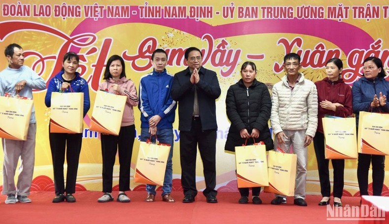 El primer ministro de Vietnam, Pham Minh Chinh, entrega regalos a familias pobres en Nam Dinh (Fotografía: Nhan Dan)