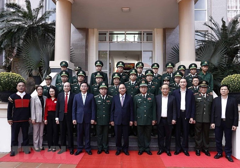 El presidente Nguyen Xuan Phuc y los funcionarios y soldados de la Guardia Fronteriza de Dak Lak.