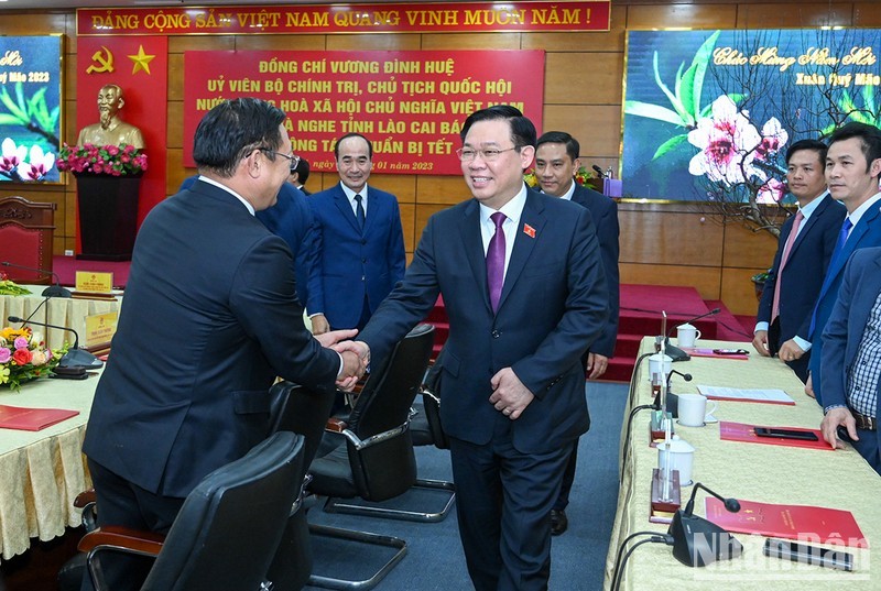 El presidente del Parlamento, Vuong Dinh Hue, y los dirigentes de la provincia de Lao Cai.