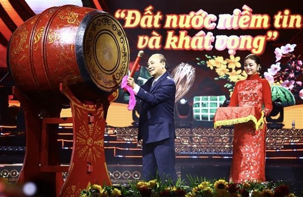 El presidente de Vietnam, Nguyen Xuan Phuc, tocó el tambor para marcar el inicio del programa (Fotografía: VNA)