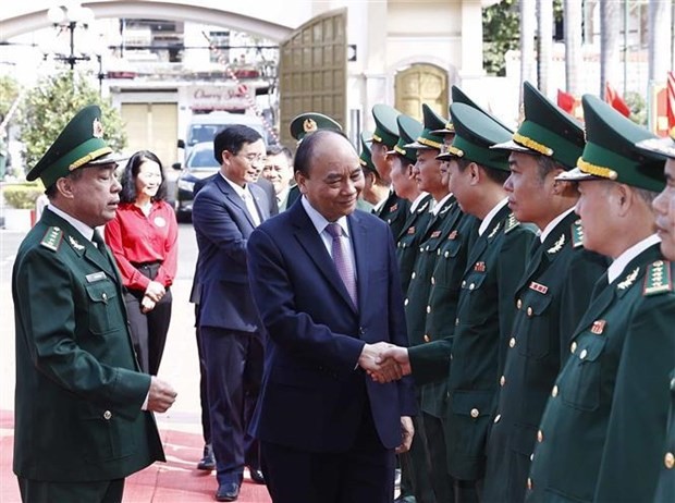 El presidente vietnamita, Nguyen Xuan Phuc, y funcionarios-soldados de la Guardia Fronteriza de Dak Lak. (Fotografía: VNA)