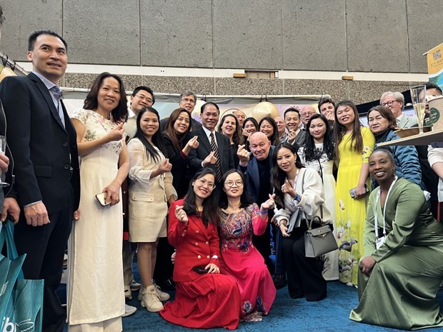 El embajador de Vietnam en Países Bajos, Pham Viet Anh, y representantes de Miss Linh (Fotografía: Embajada de Vietnam en Países Bajos)