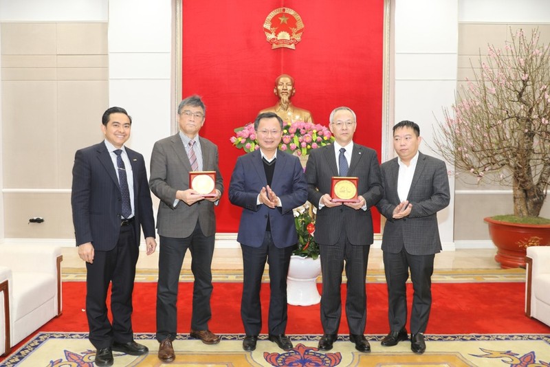 El presidente interino del Comité Popular de Quang Ninh, Cao Tuong Huy, entrega regalos de recuerdo a los inversores japoneses. (Fotografía: baoxaydung.com.vn)